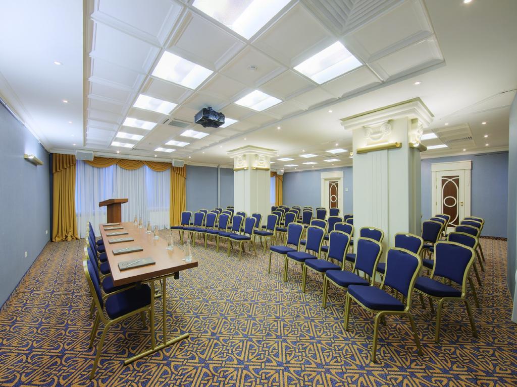 Dvor Podznoeva Glavniy Korpus Hotel Pskov Esterno foto